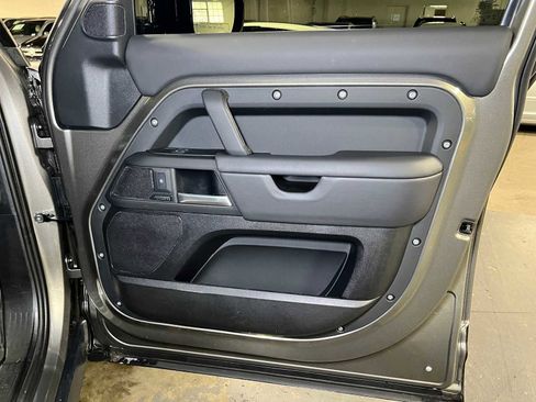 Used 2025 Land Rover Defender 110 X-Dynamic SE image 10