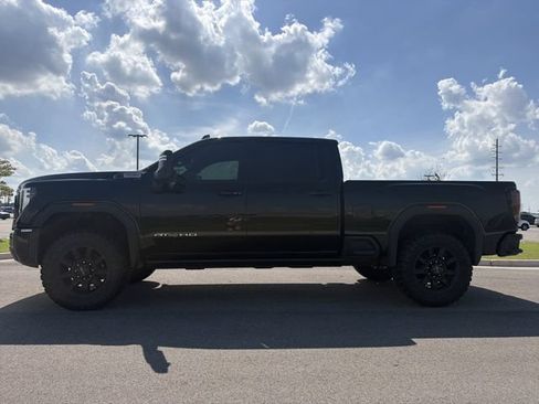 Used 2024 GMC Sierra 2500 AT4 w/ AT4 Preferred Package AWD/4WD image 2