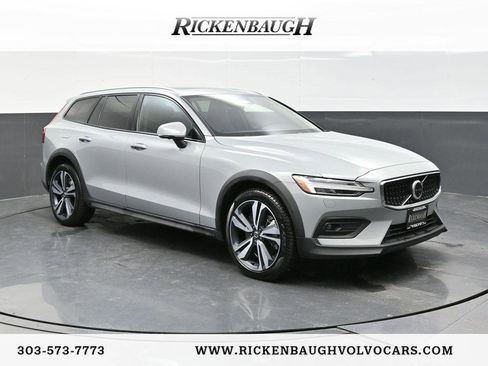 Used 2025 Volvo V60 B5 Cross Country Plus image 1