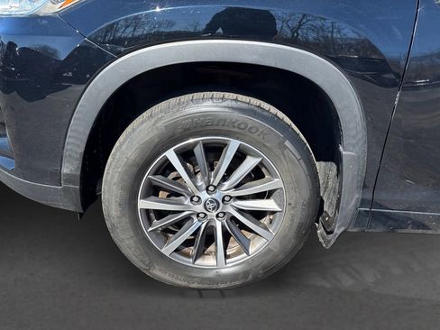 Used 2018 Toyota Highlander XLE w/ Carpet Mat Package (TMS) image 12