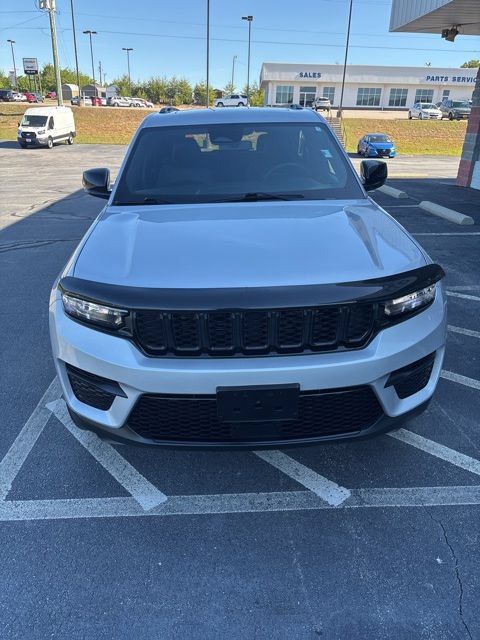 Used 2024 Jeep Grand Cherokee Altitude AWD/4WD image 7