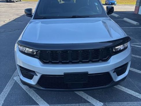 Used 2024 Jeep Grand Cherokee Altitude AWD/4WD image 7