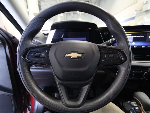 Used 2025 Chevrolet Trax LT FWD image 17