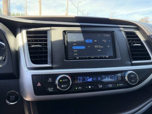 Used 2019 Toyota Highlander XLE AWD/4WD image 39
