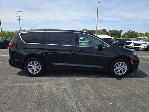 Used 2024 Chrysler Pacifica Touring-L FWD image 3