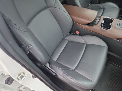 Certified 2024 Toyota Venza XLE AWD/4WD image 16