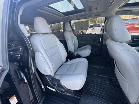 Used 2020 Toyota Sienna Limited Premium w/ Carpet Mat Package image 11