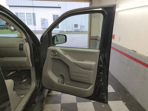 Used 2021 Nissan Frontier SV w/ Midnight Edition Floor Mats image 30