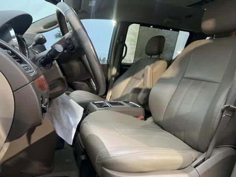 Used 2015 Chrysler Town & Country Touring-L w/ Trailer Tow Group image 8