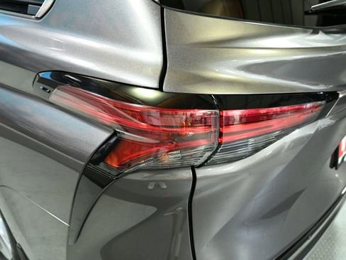 Used 2024 Toyota Sienna Limited image 12