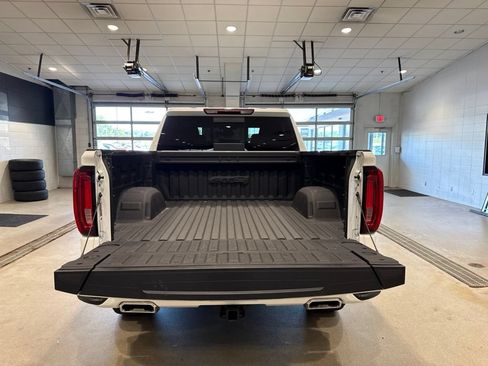 Used 2023 GMC Sierra 1500 AT4 w/ AT4 Premium Package AWD/4WD image 17