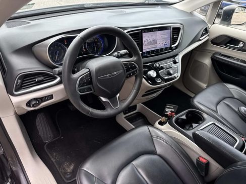 Used 2023 Chrysler Pacifica Touring-L FWD image 18