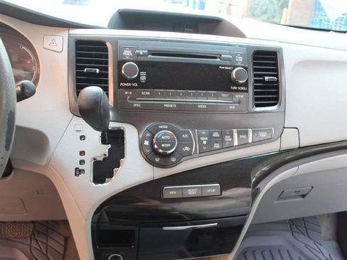 Used 2013 Toyota Sienna LE FWD image 18