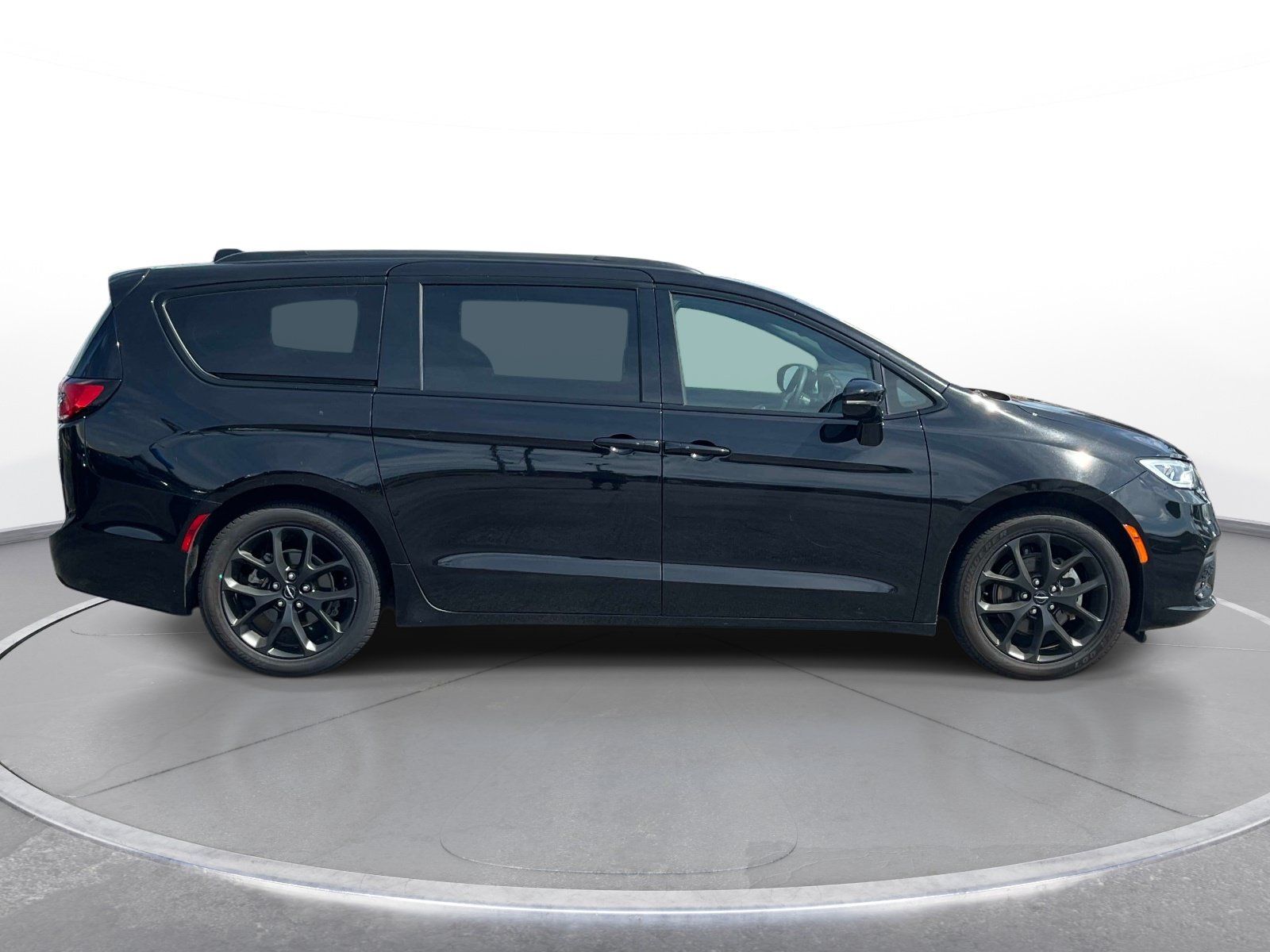 Used 2025 Chrysler Pacifica Limited FWD image 3