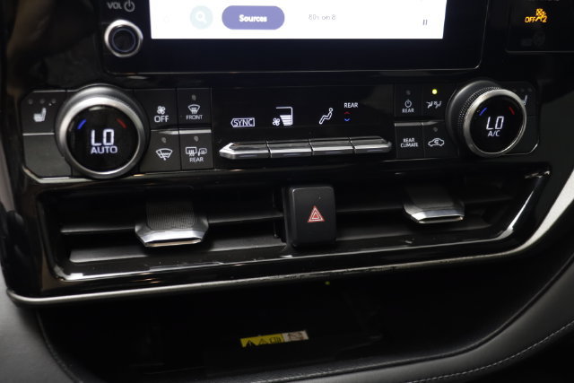 Used 2023 Toyota Highlander XLE AWD/4WD image 11