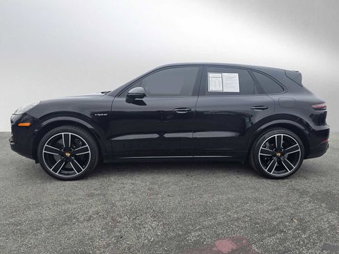 Used 2021 Porsche Cayenne Turbo S image 4