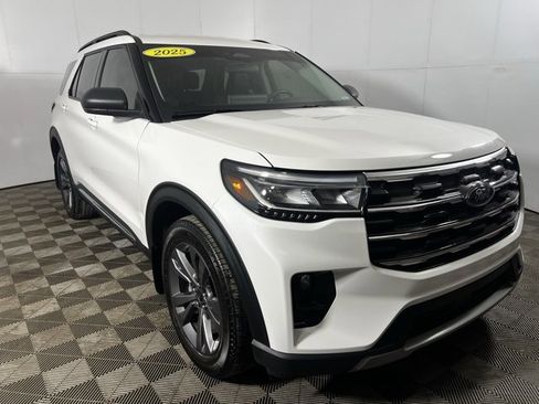 Used 2025 Ford Explorer Active w/ Active Comfort Package image 3