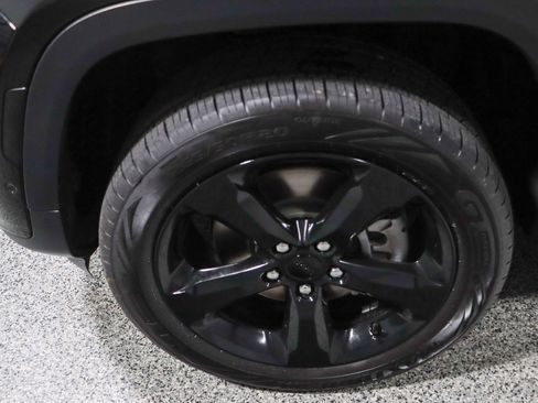 Used 2023 Jeep Grand Cherokee L Limited w/ Luxury Tech Group II image 11