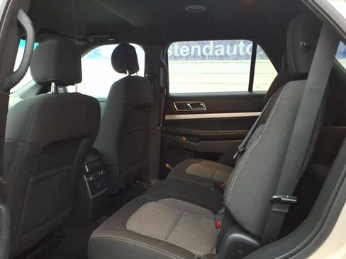 Used 2017 Ford Explorer XLT w/ Equipment Group 201A image 10