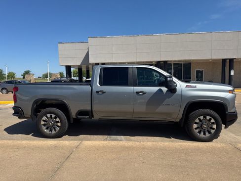 Used 2024 Chevrolet Silverado 2500 Custom w/ Custom Value Package image 4
