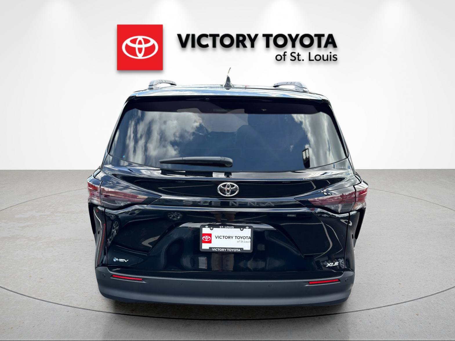 Used 2026 Toyota Sienna XLE FWD image 4