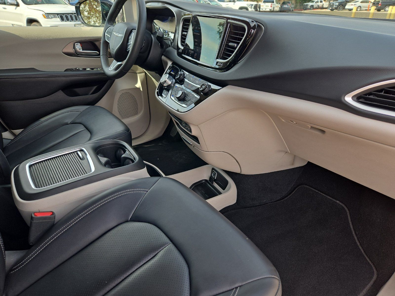 Used 2024 Chrysler Pacifica Touring-L FWD image 16