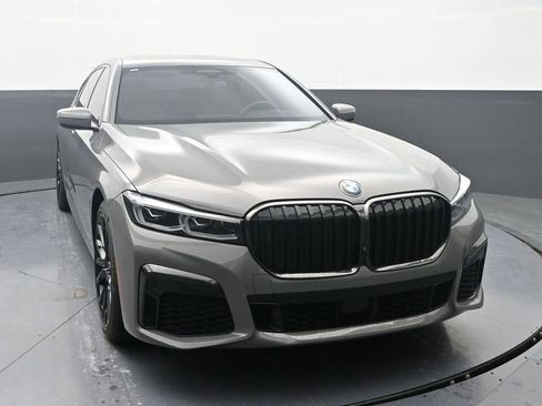 Used 2022 BMW 750i xDrive w/ Executive Package image 2