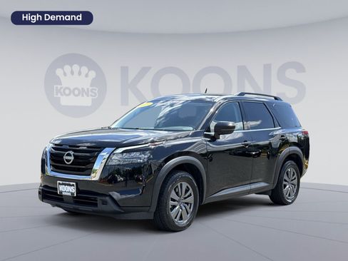 Used 2025 Nissan Pathfinder SV FWD image 1