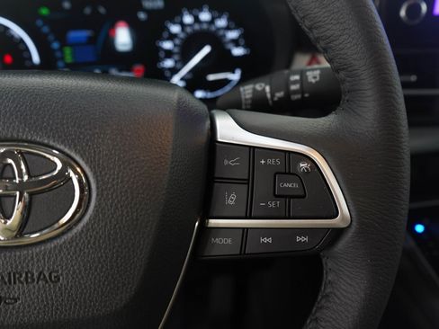 Used 2025 Toyota Sienna XLE image 26