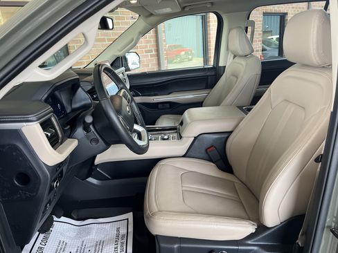 Used 2024 Ford Expedition Limited AWD/4WD image 17