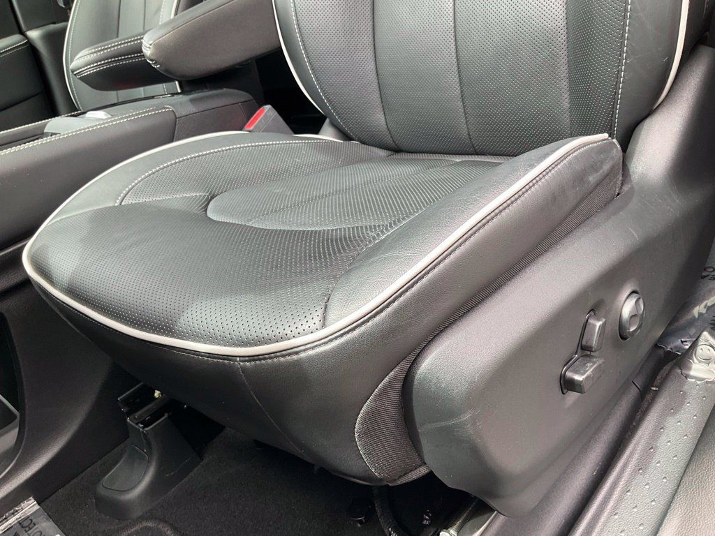 Used 2023 Chrysler Pacifica Limited w/ S Appearance Package FWD image 16