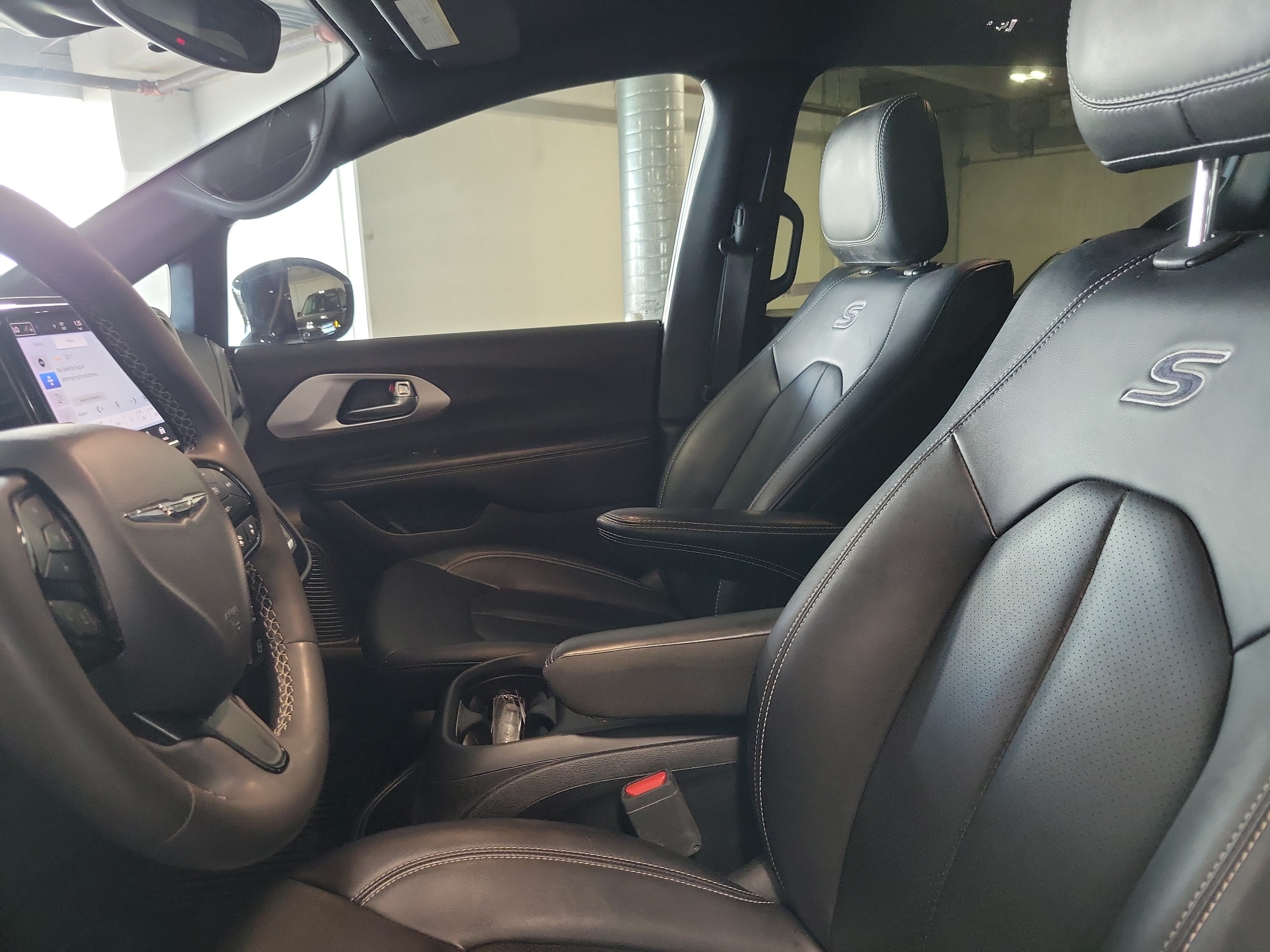 Used 2024 Chrysler Pacifica Limited FWD image 24