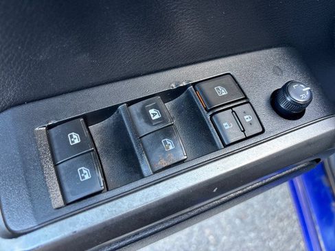 Used 2022 Toyota Tacoma SR5 w/ Technology Package image 9