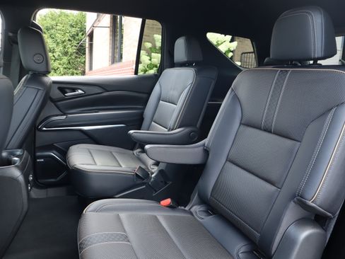 Used 2025 Chevrolet Traverse High Country FWD image 32