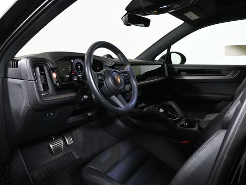 Used 2024 Porsche Cayenne Turbo AWD/4WD image 4
