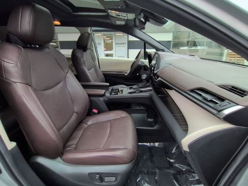 Used 2024 Toyota Sienna Platinum image 28