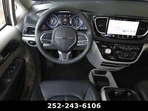 Used 2024 Chrysler Pacifica Touring-L FWD image 13