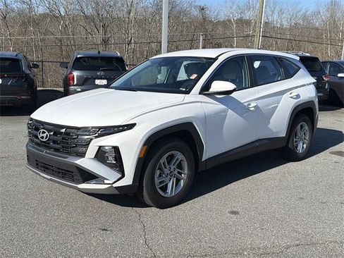 Certified 2025 Hyundai Tucson SE image 3