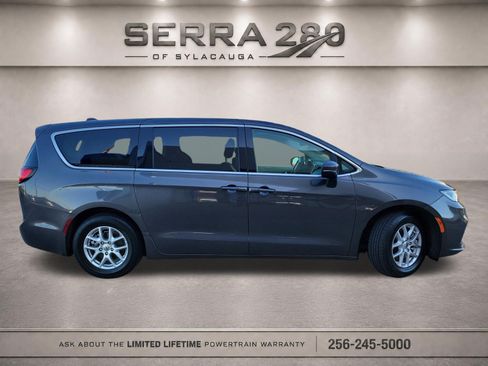 Used 2023 Chrysler Pacifica Touring-L FWD image 4