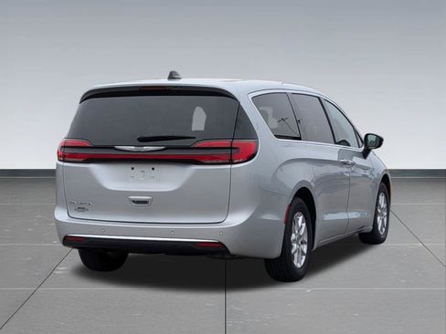 Used 2024 Chrysler Pacifica Touring-L FWD image 6