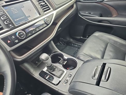 Used 2017 Toyota Highlander Limited FWD image 26