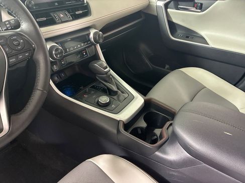 Used 2020 Toyota RAV4 Limited image 25