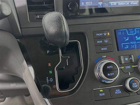Used 2015 Toyota Sienna LE image 17