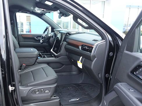 New 2025 GMC Yukon XL Denali w/ LPO, Illumination Package image 32