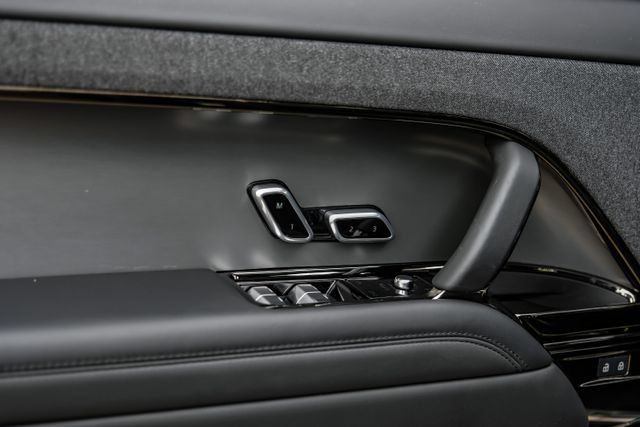 Used 2025 Land Rover Range Rover Sport SE AWD/4WD image 48