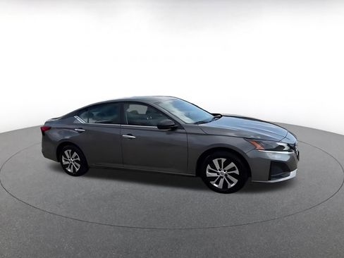 Used 2024 Nissan Altima 2.5 S image 2