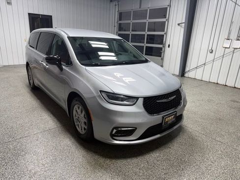 Used 2024 Chrysler Pacifica Touring-L FWD image 27