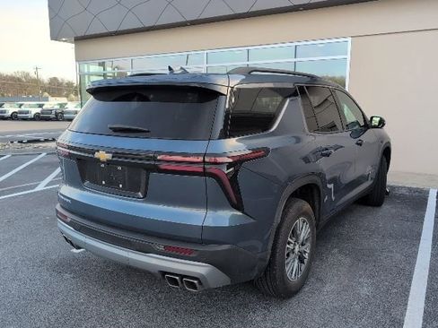 Used 2025 Chevrolet Traverse LT image 6