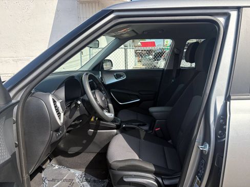 Used 2025 Kia Soul LX w/ LX Technology Package FWD image 24