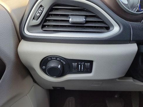 Used 2022 Chrysler Voyager LX image 17